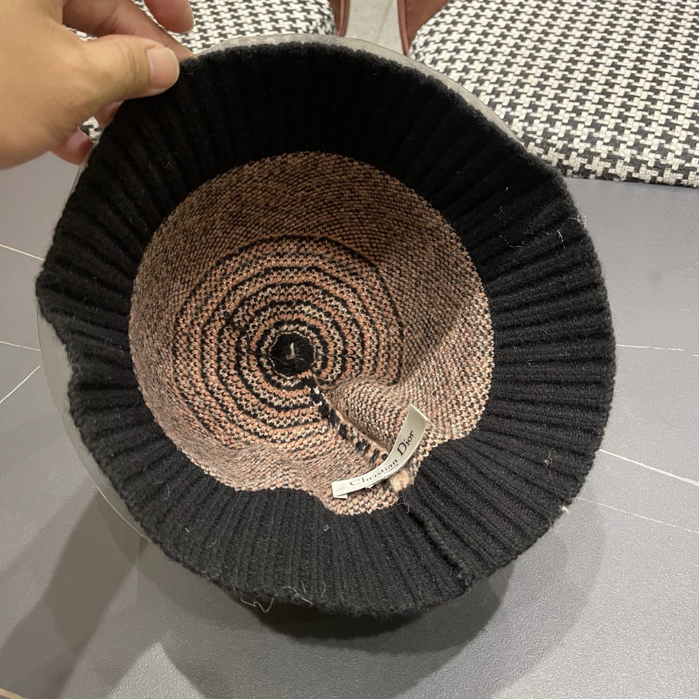 迪奥DIOR2025秋冬渔夫帽针织盆帽韩版时尚百搭毛线帽子新款水桶帽网红ins