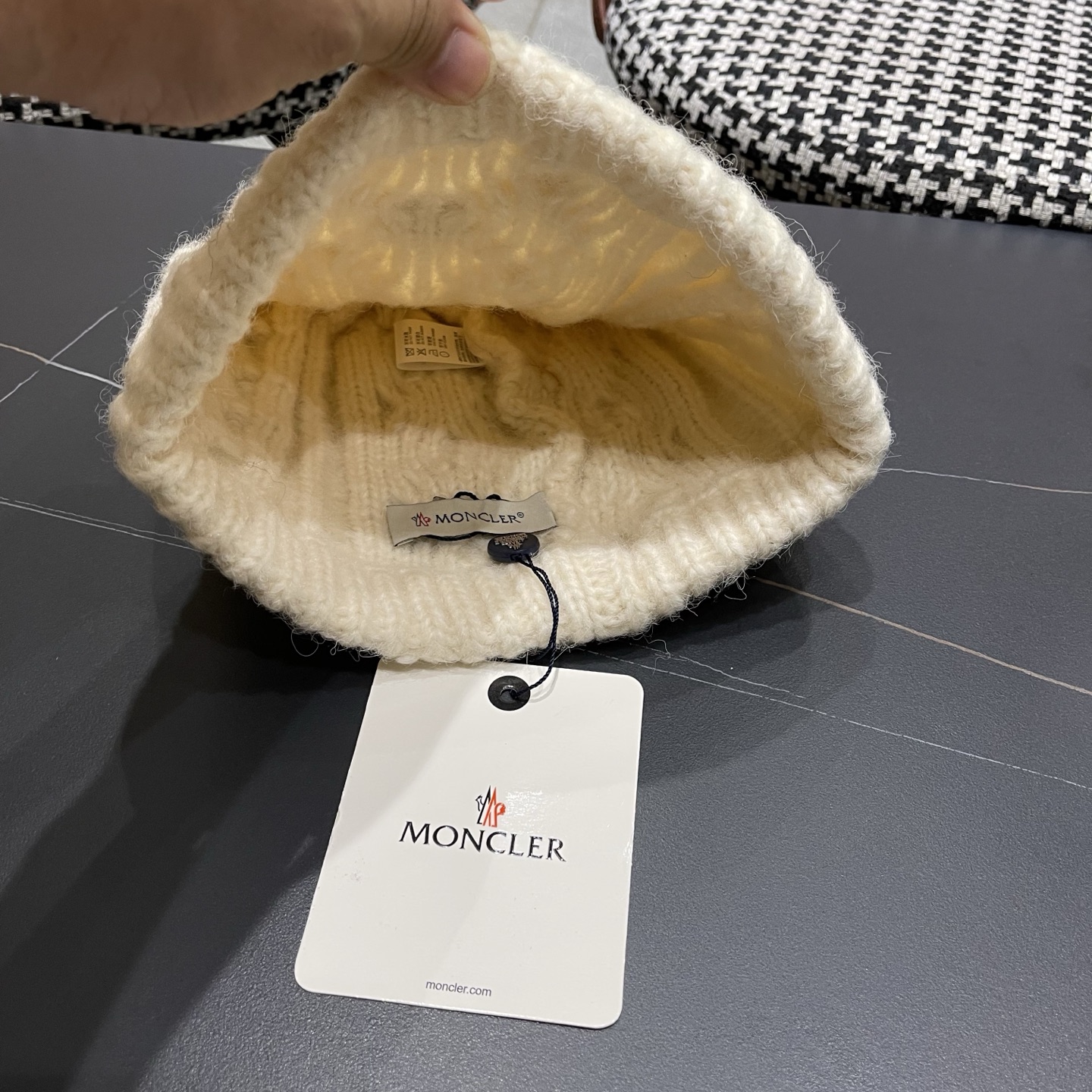 MONCLER蒙口2025麻花针织毛线帽，好品质高端大气，超火爆💖质感很赞，时尚潮流！冬天必备单品，男女