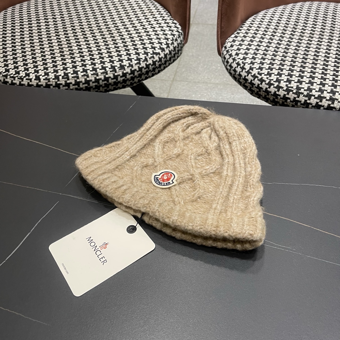 MONCLER蒙口2025麻花针织毛线帽，好品质高端大气，超火爆💖质感很赞，时尚潮流！冬天必备单品，男女