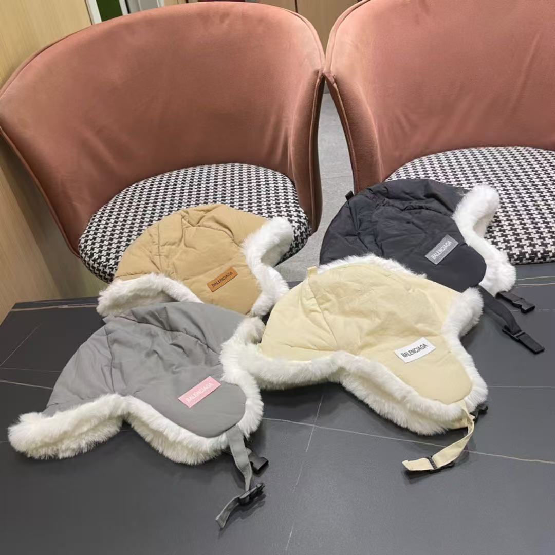 。Balenciaga 巴黎世家logo 新款羽绒雷锋帽，秋冬保暖必备神器 简单保暖