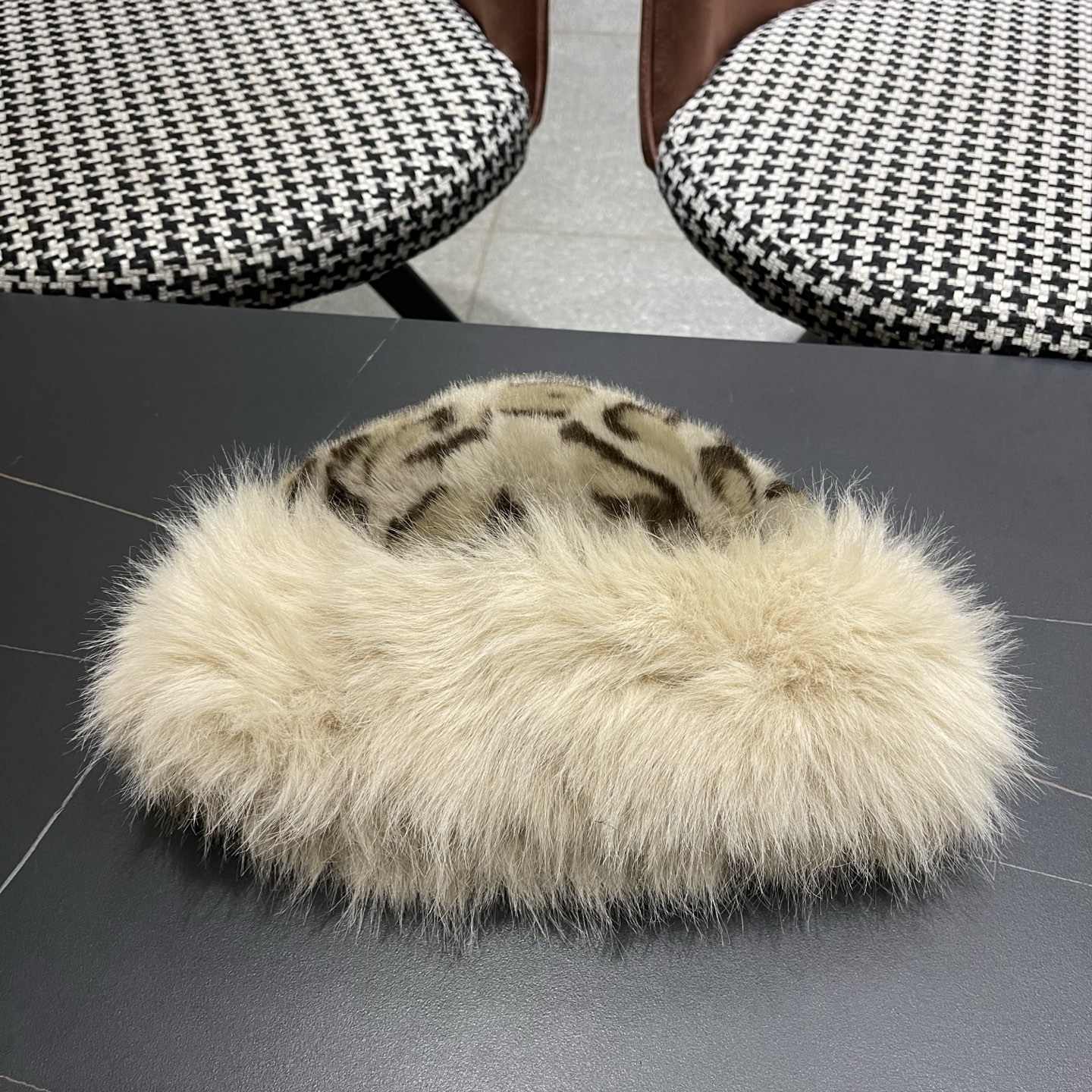 迪奥Dior复古豹纹毛绒帽女冬季百搭显脸小护耳渔夫帽加厚防寒保暖蒙古帽子