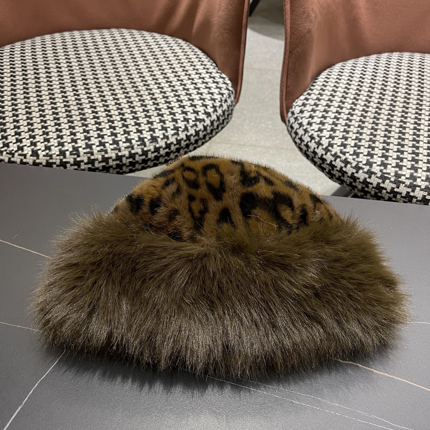 迪奥Dior复古豹纹毛绒帽女冬季百搭显脸小护耳渔夫帽加厚防寒保暖蒙古帽子