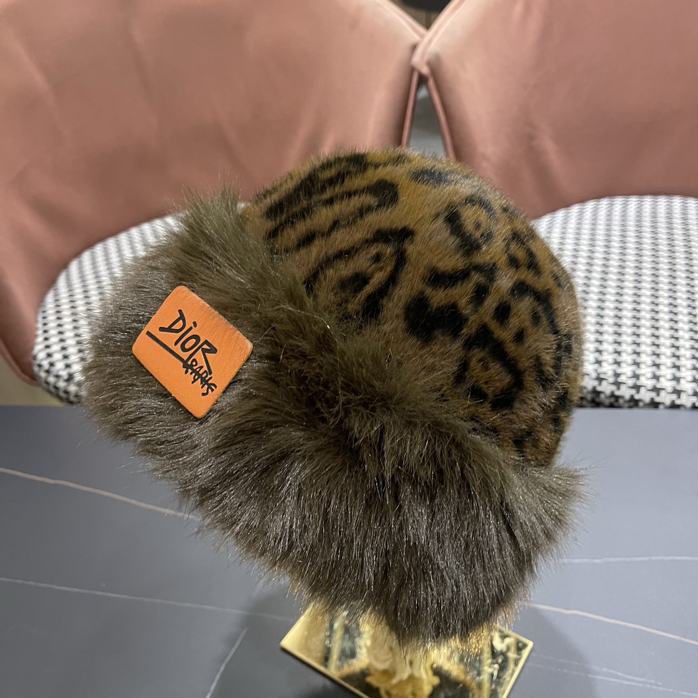 迪奥Dior复古豹纹毛绒帽女冬季百搭显脸小护耳渔夫帽加厚防寒保暖蒙古帽子