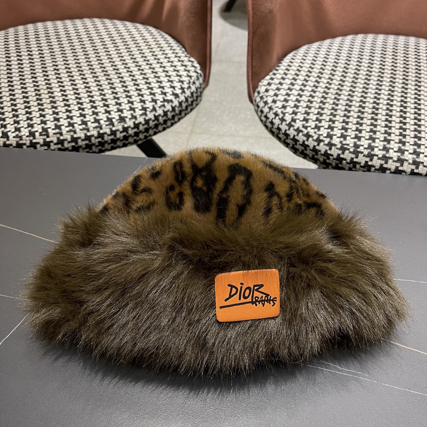 迪奥Dior复古豹纹毛绒帽女冬季百搭显脸小护耳渔夫帽加厚防寒保暖蒙古帽子