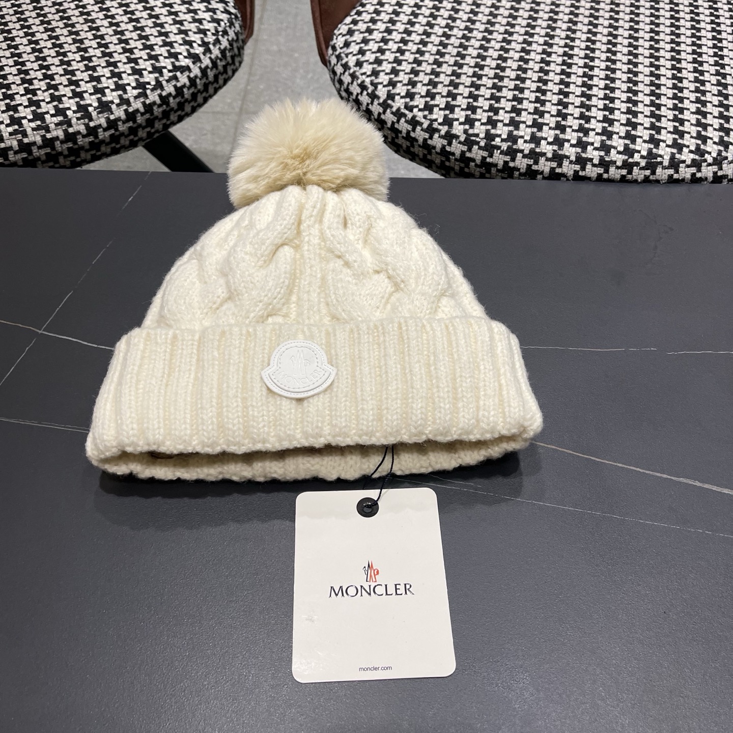 MONC～蒙口麻花形厚款毛线帽这款好有内涵 加粗毛线成铁索状缠绕 粗围边设计很显脸小 有眼光的这款推荐你