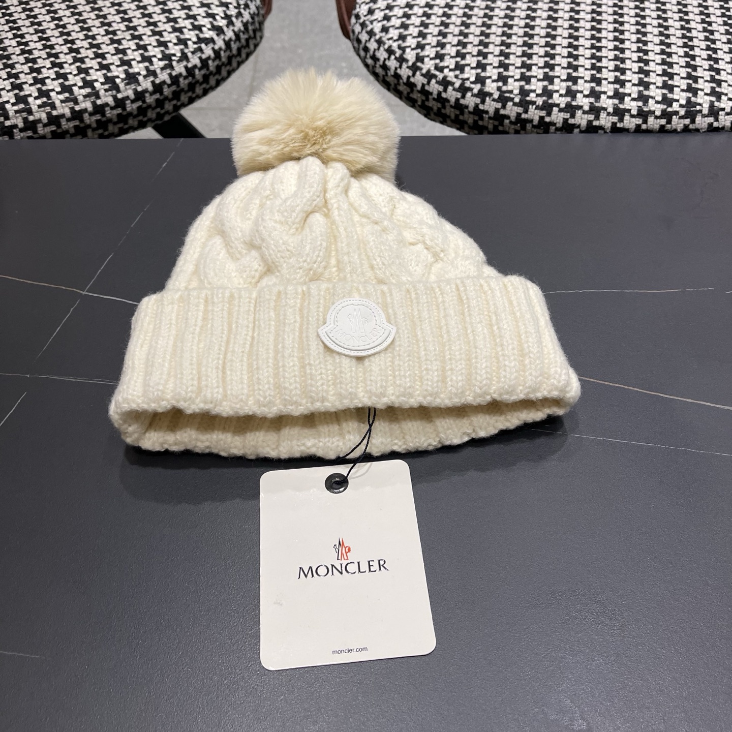 MONC～蒙口麻花形厚款毛线帽这款好有内涵 加粗毛线成铁索状缠绕 粗围边设计很显脸小 有眼光的这款推荐你