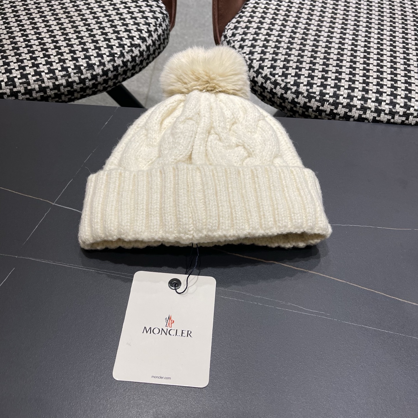 MONC～蒙口麻花形厚款毛线帽这款好有内涵 加粗毛线成铁索状缠绕 粗围边设计很显脸小 有眼光的这款推荐你