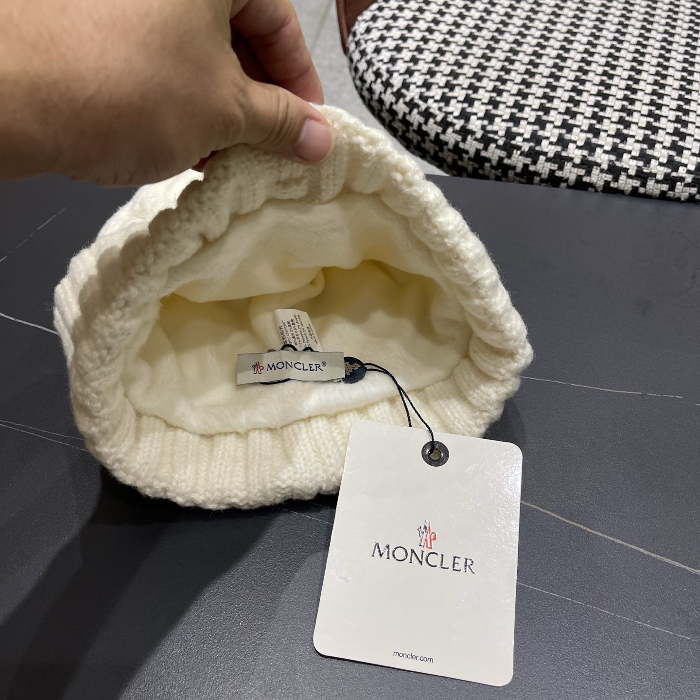 MONC～蒙口麻花形厚款毛线帽这款好有内涵 加粗毛线成铁索状缠绕 粗围边设计很显脸小 有眼光的这款推荐你