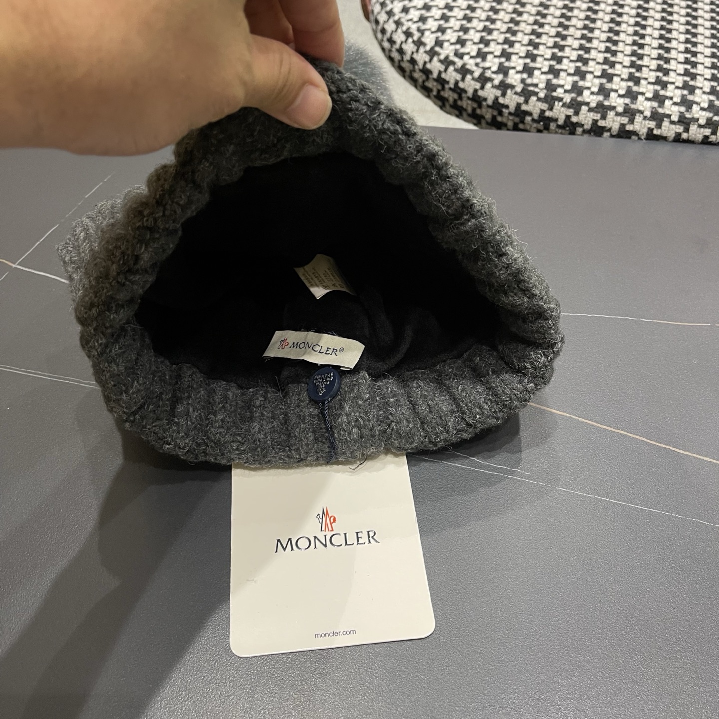 MONC～蒙口麻花形厚款毛线帽这款好有内涵 加粗毛线成铁索状缠绕 粗围边设计很显脸小 有眼光的这款推荐你