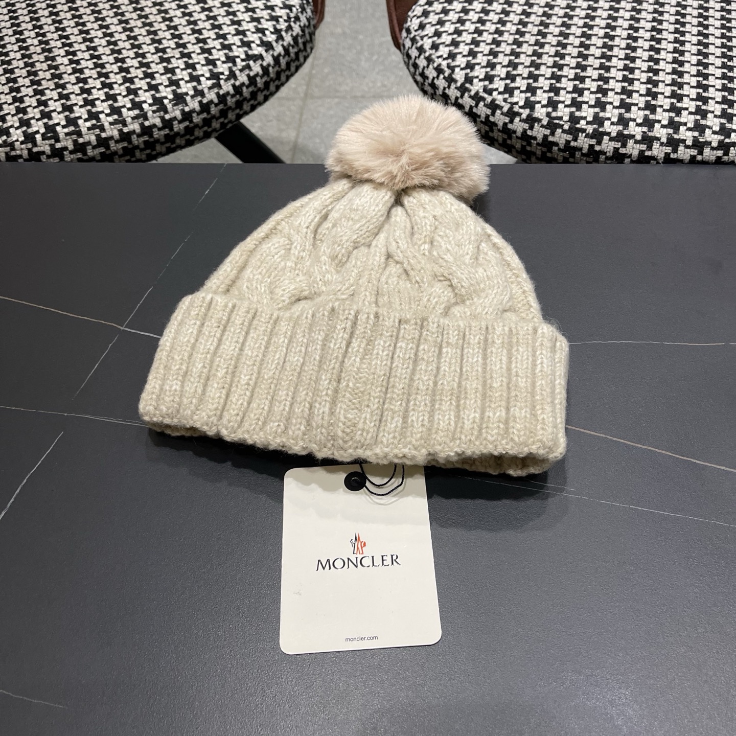 MONC～蒙口麻花形厚款毛线帽这款好有内涵 加粗毛线成铁索状缠绕 粗围边设计很显脸小 有眼光的这款推荐你