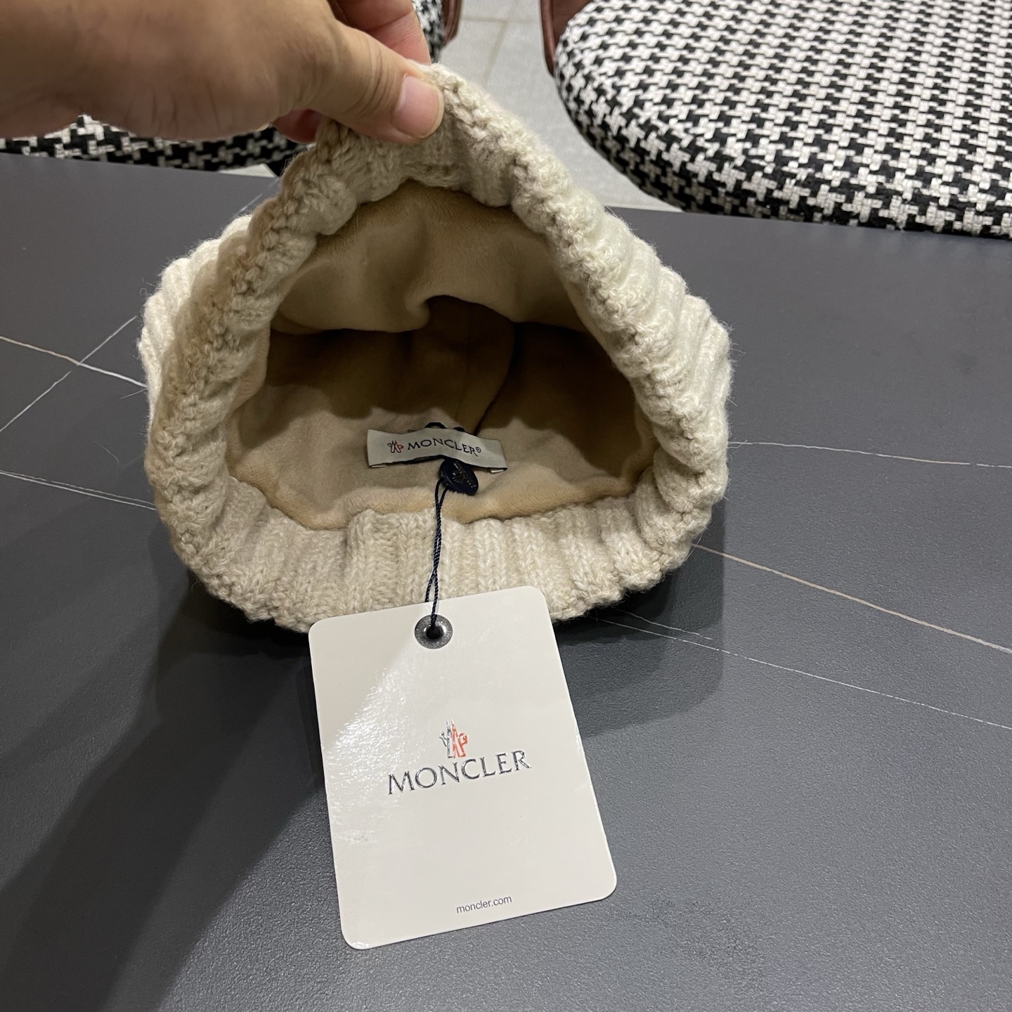 MONC～蒙口麻花形厚款毛线帽这款好有内涵 加粗毛线成铁索状缠绕 粗围边设计很显脸小 有眼光的这款推荐你