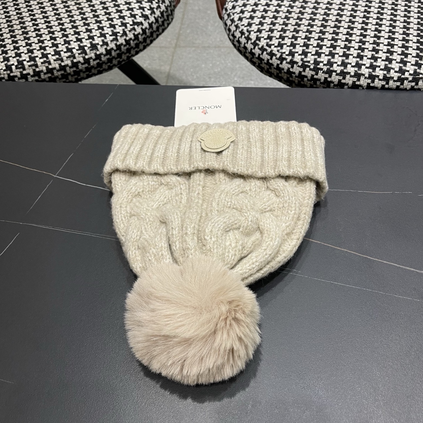 MONC～蒙口麻花形厚款毛线帽这款好有内涵 加粗毛线成铁索状缠绕 粗围边设计很显脸小 有眼光的这款推荐你