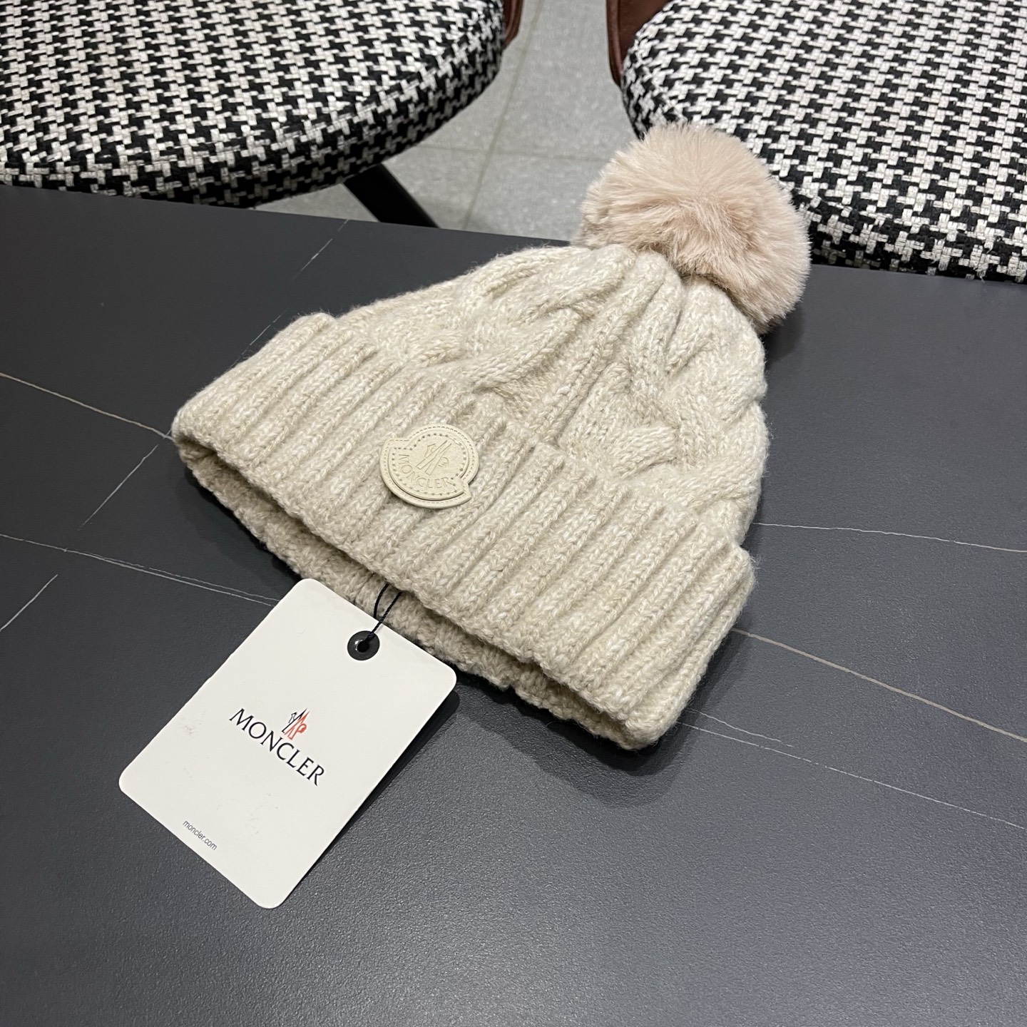 MONC～蒙口麻花形厚款毛线帽这款好有内涵 加粗毛线成铁索状缠绕 粗围边设计很显脸小 有眼光的这款推荐你