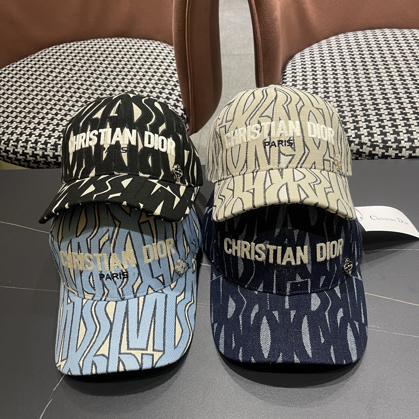 迪奥Dior👒 新款刺绣棒球帽🧢，防晒指数超高，特别显脸小，有型不软塌，可随意折叠，携带方便🤗