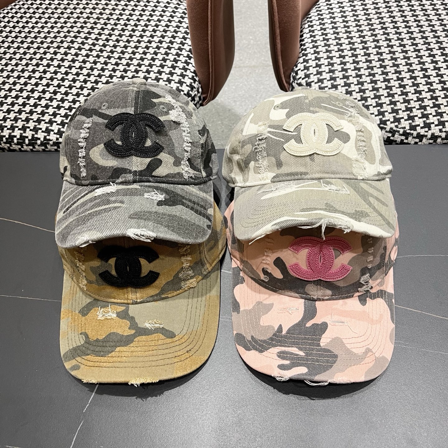 香奈儿新款🆕军旅棒球帽🧢🔸 节假日旅游带它出去美美哒❕ 中古款哟.这种帽子不容易撞款 😬 现货