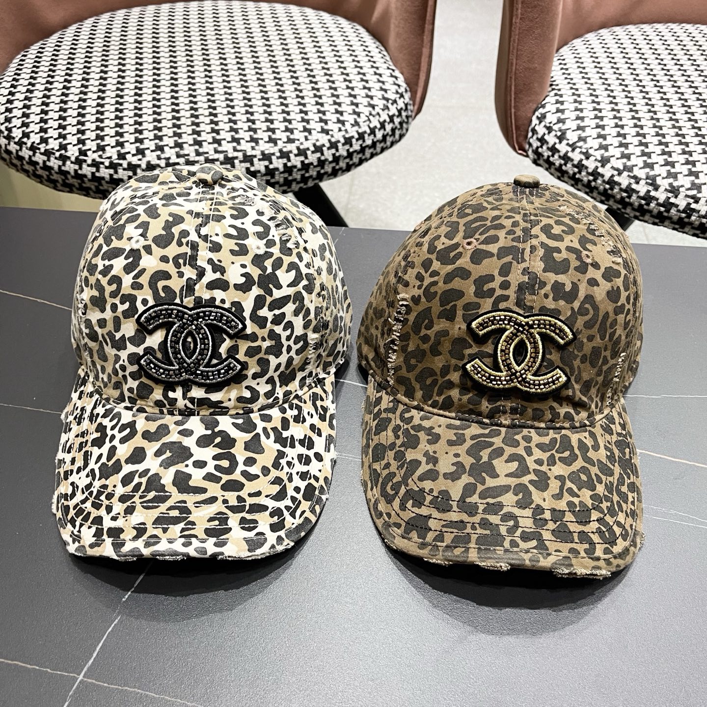 香奈儿新款豹纹棒球帽，很酷的色系，女佩戴都有不同style，第一批抢先出货！香粉必入款！