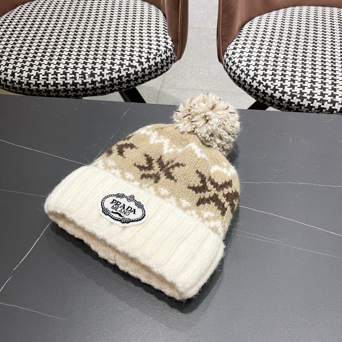普拉达 Prada 2025新款秋冬保暖复古提花毛线帽子女费尔岛可爱毛球针织帽包头帽
