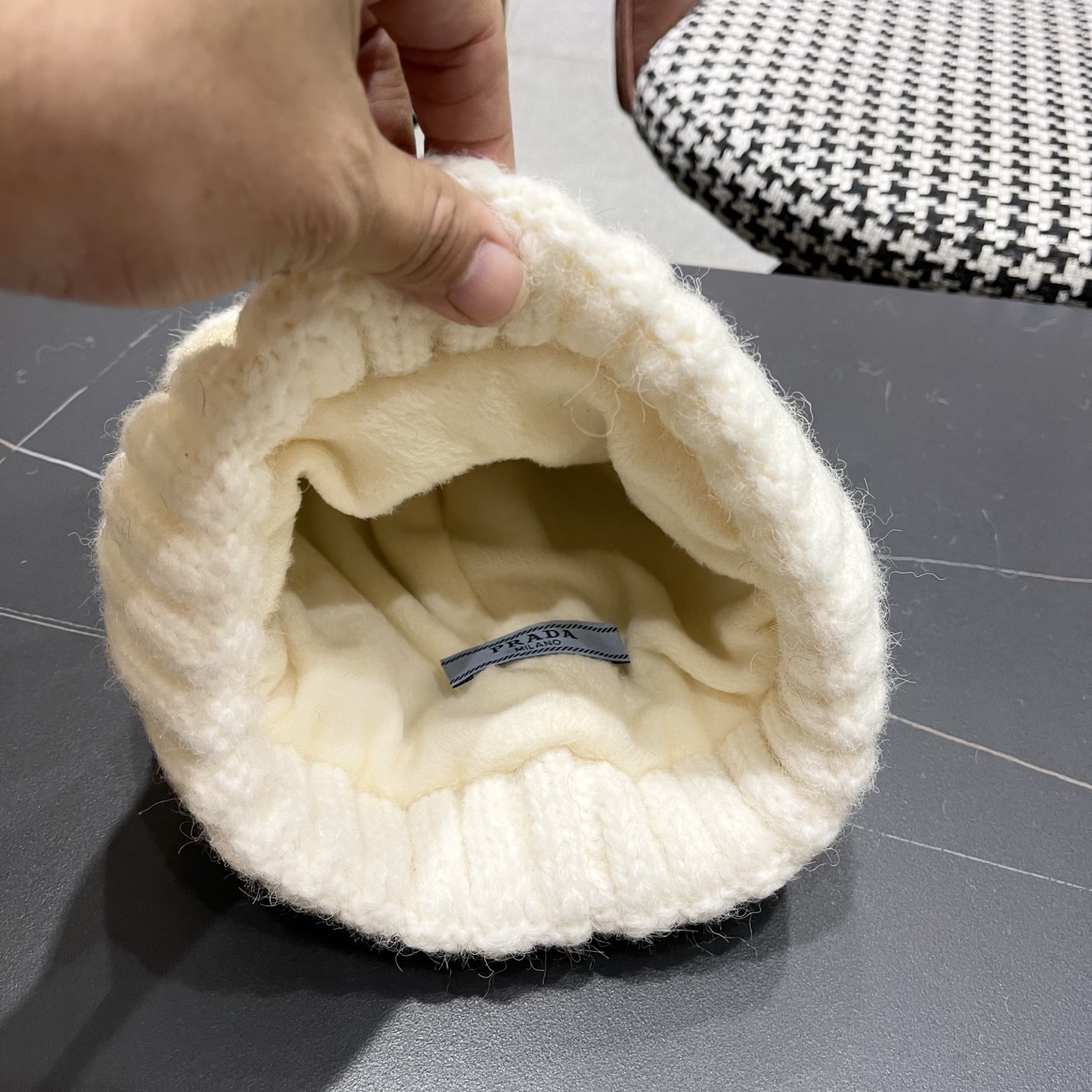 普拉达 Prada 2025新款秋冬保暖复古提花毛线帽子女费尔岛可爱毛球针织帽包头帽