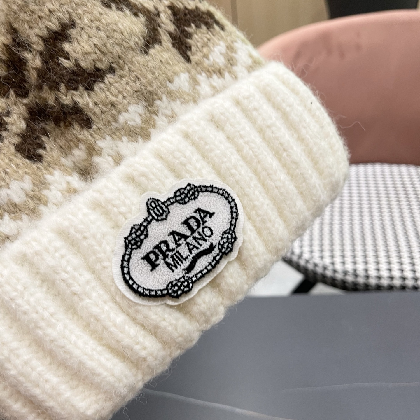 普拉达 Prada 2025新款秋冬保暖复古提花毛线帽子女费尔岛可爱毛球针织帽包头帽