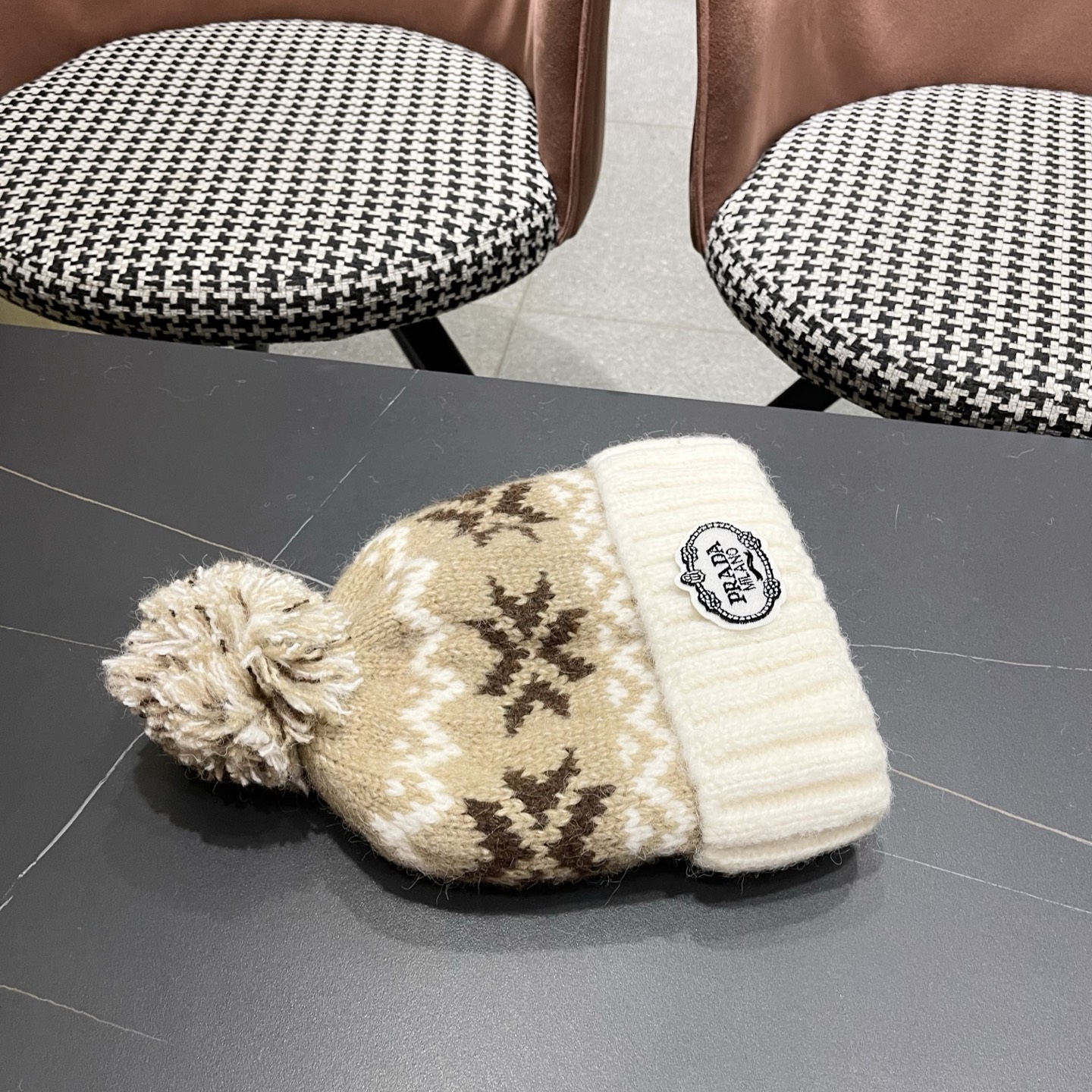 普拉达 Prada 2025新款秋冬保暖复古提花毛线帽子女费尔岛可爱毛球针织帽包头帽