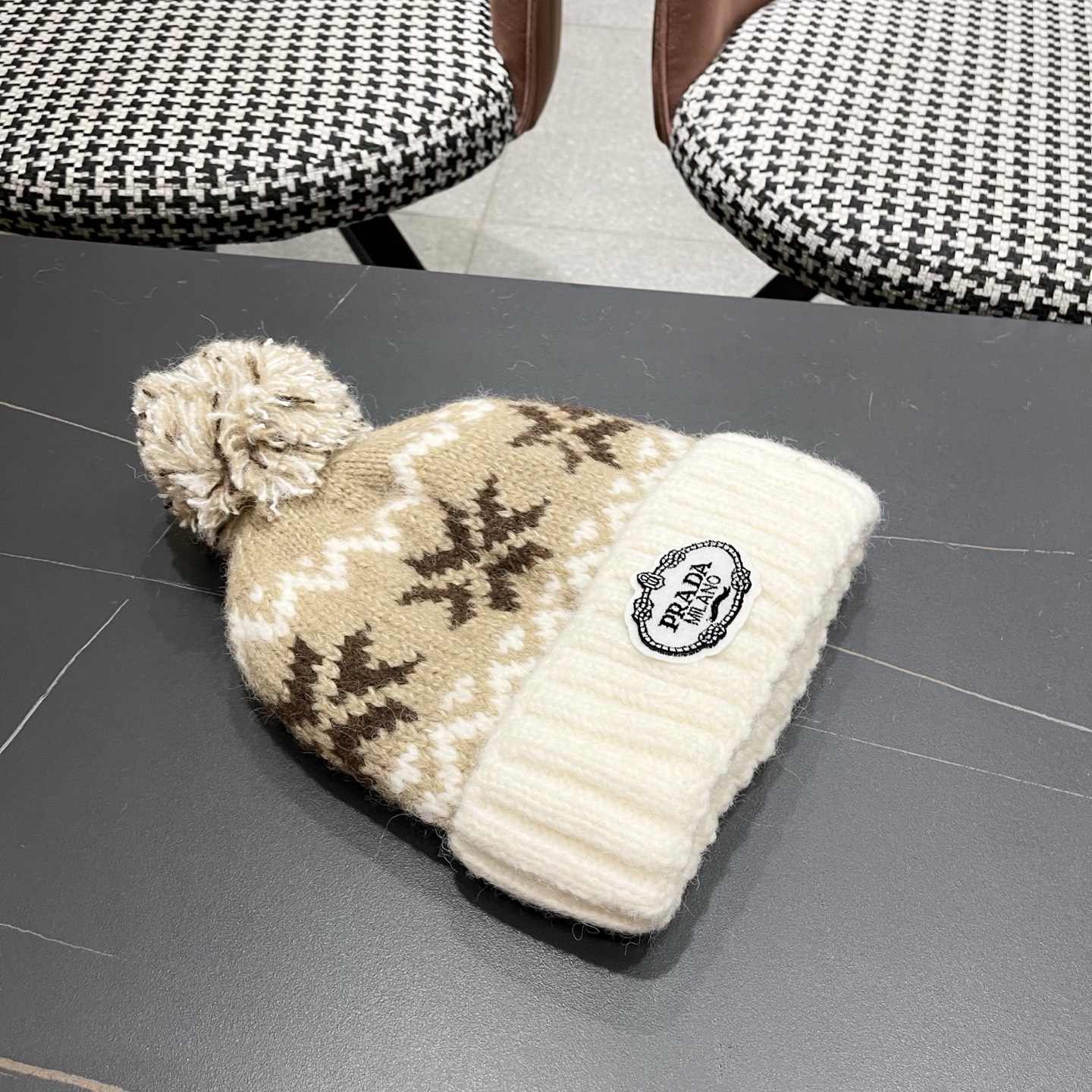 普拉达 Prada 2025新款秋冬保暖复古提花毛线帽子女费尔岛可爱毛球针织帽包头帽