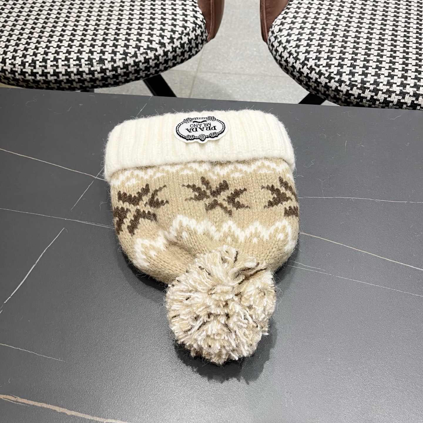 普拉达 Prada 2025新款秋冬保暖复古提花毛线帽子女费尔岛可爱毛球针织帽包头帽