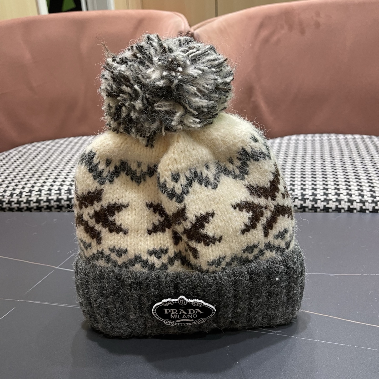普拉达 Prada 2025新款秋冬保暖复古提花毛线帽子女费尔岛可爱毛球针织帽包头帽