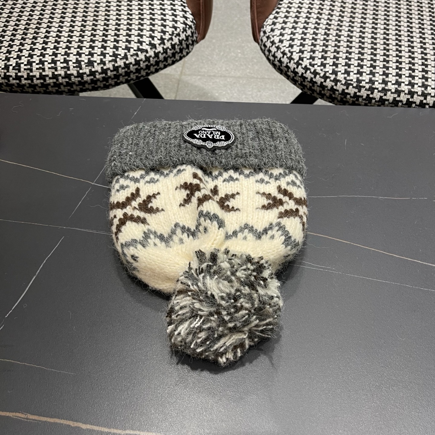 普拉达 Prada 2025新款秋冬保暖复古提花毛线帽子女费尔岛可爱毛球针织帽包头帽