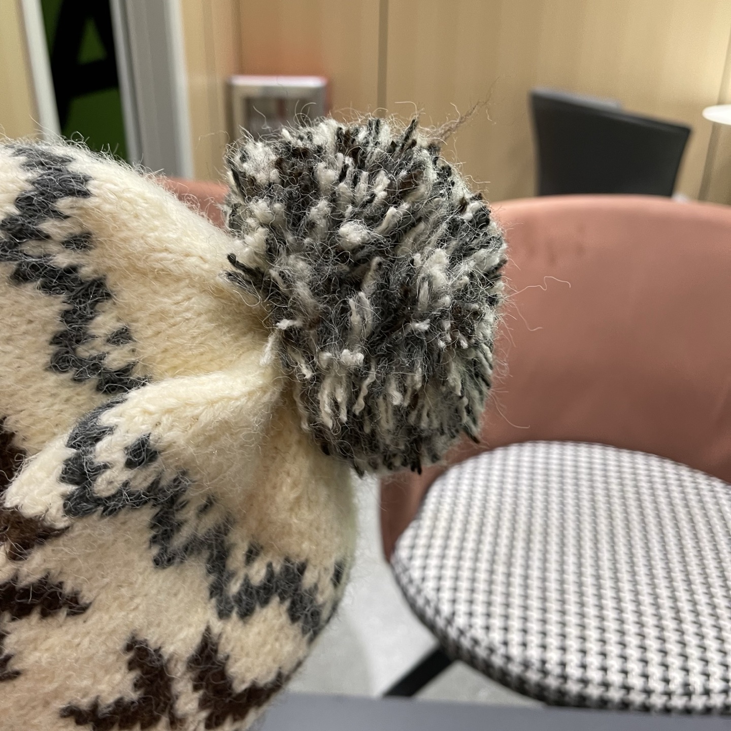 普拉达 Prada 2025新款秋冬保暖复古提花毛线帽子女费尔岛可爱毛球针织帽包头帽