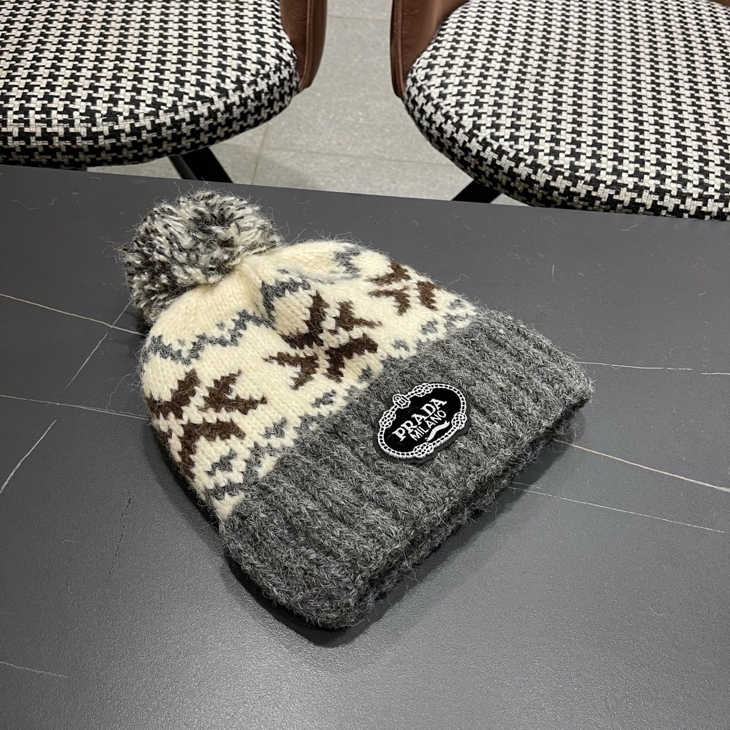 普拉达 Prada 2025新款秋冬保暖复古提花毛线帽子女费尔岛可爱毛球针织帽包头帽