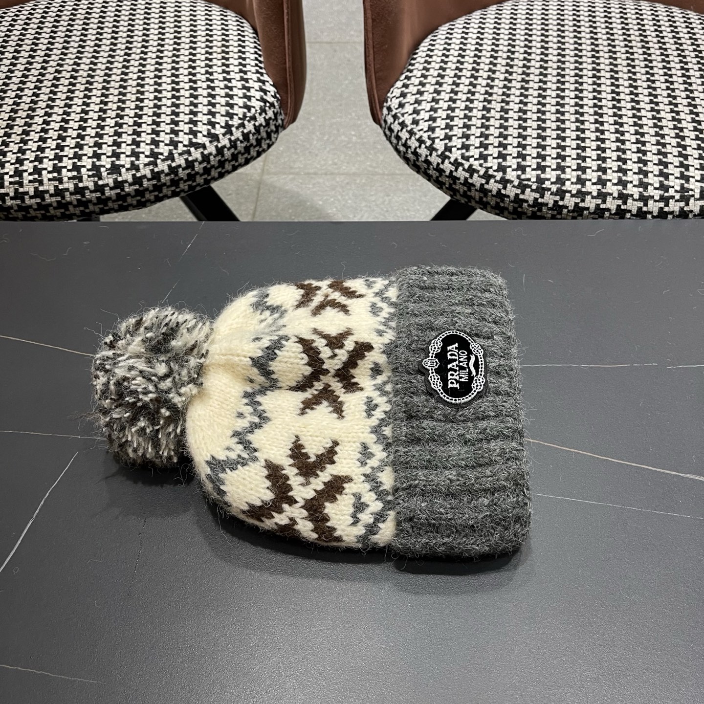 普拉达 Prada 2025新款秋冬保暖复古提花毛线帽子女费尔岛可爱毛球针织帽包头帽