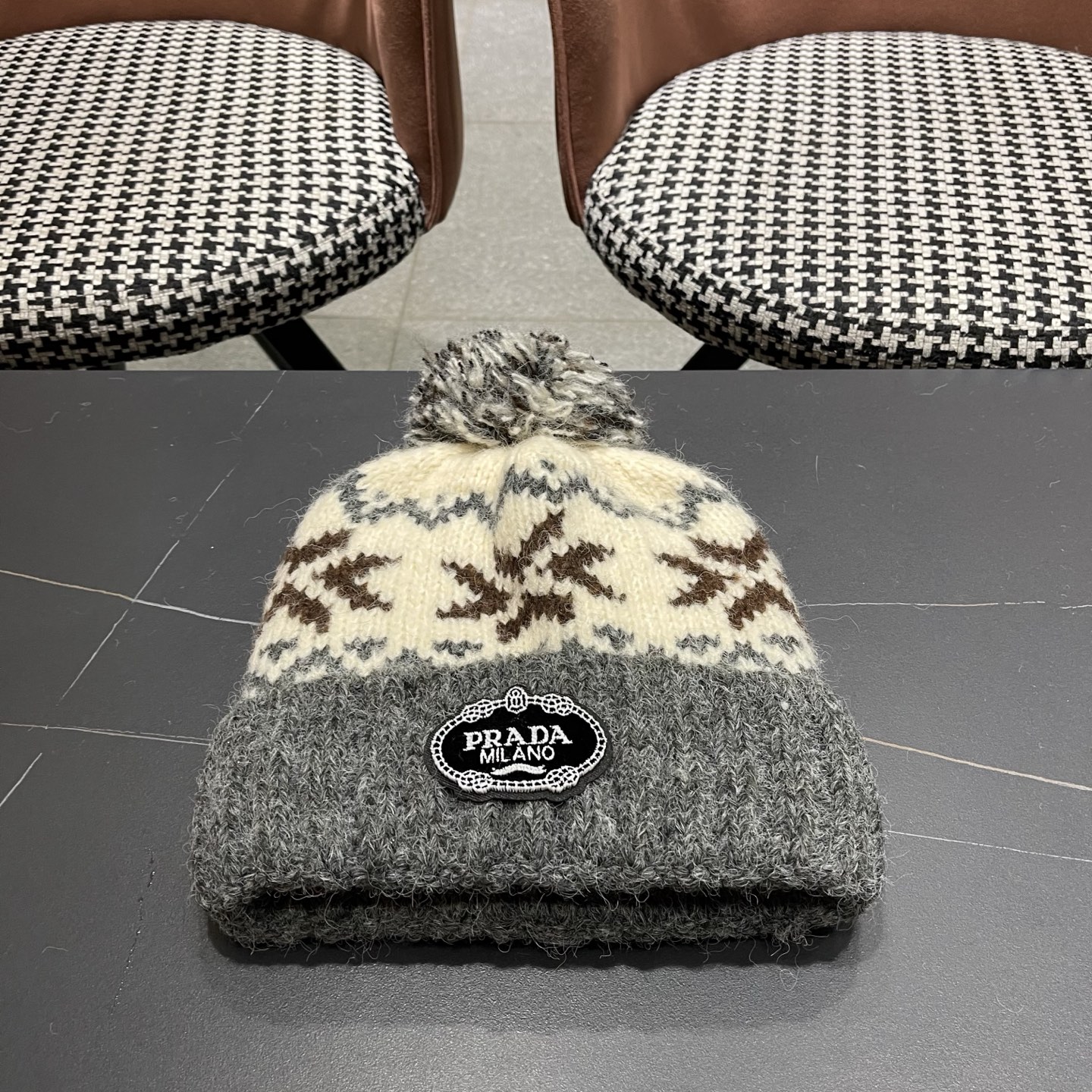 普拉达 Prada 2025新款秋冬保暖复古提花毛线帽子女费尔岛可爱毛球针织帽包头帽