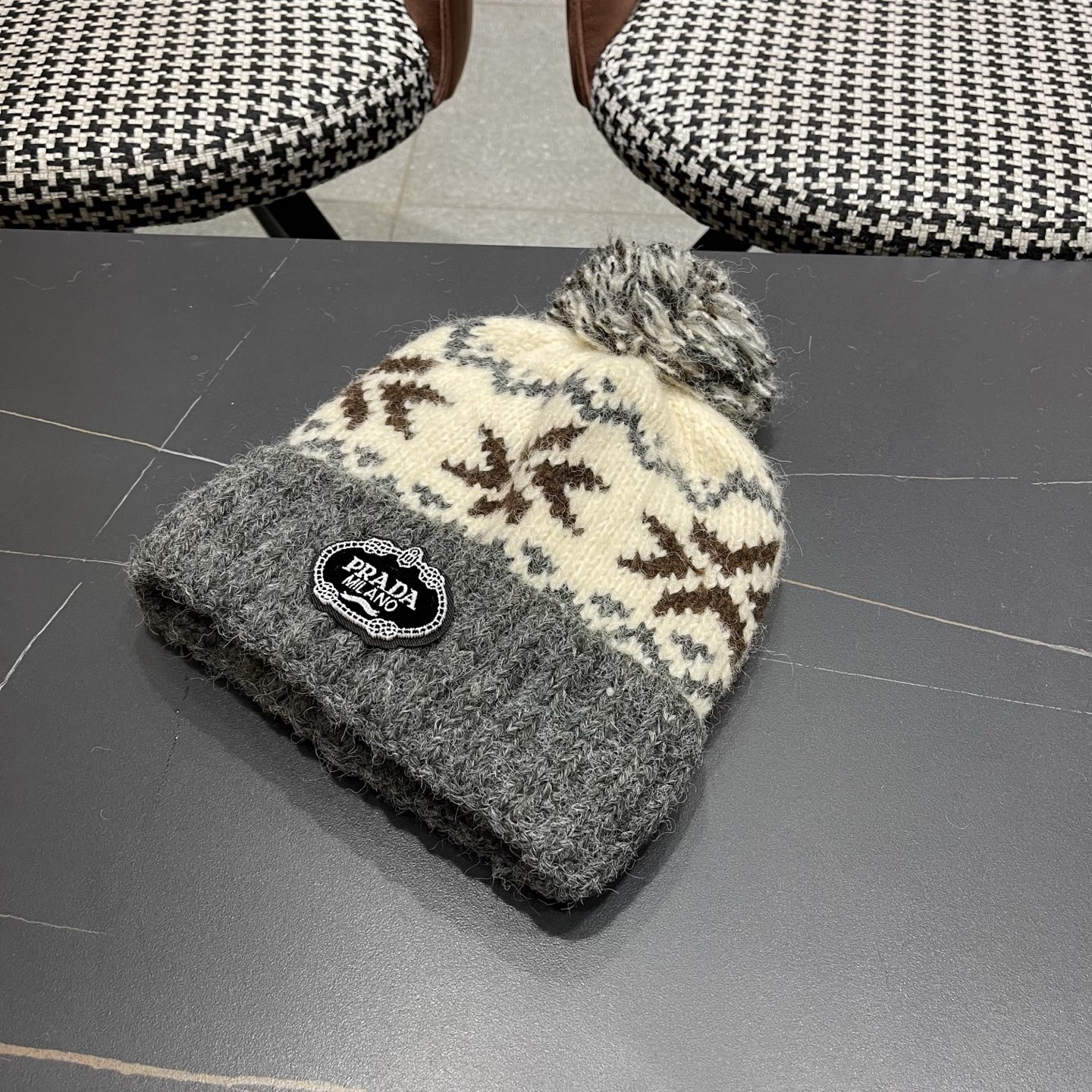 普拉达 Prada 2025新款秋冬保暖复古提花毛线帽子女费尔岛可爱毛球针织帽包头帽