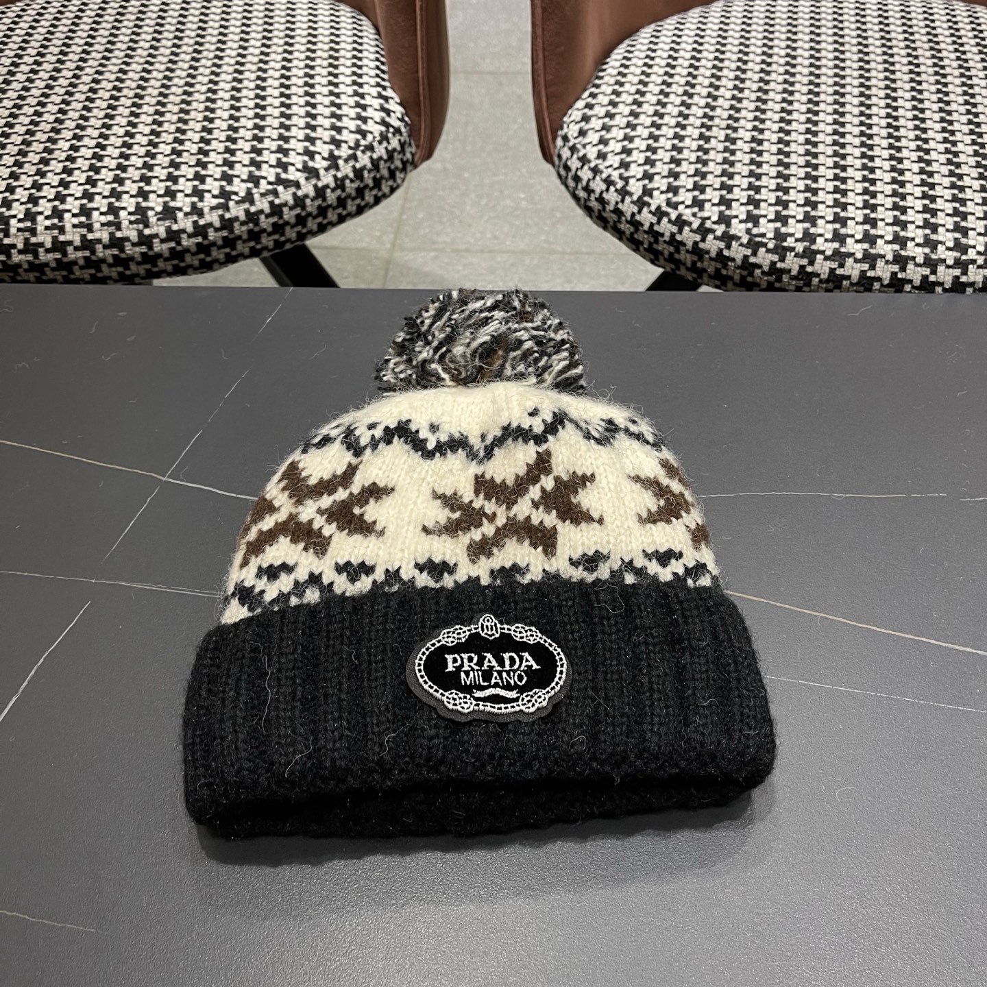 普拉达 Prada 2025新款秋冬保暖复古提花毛线帽子女费尔岛可爱毛球针织帽包头帽