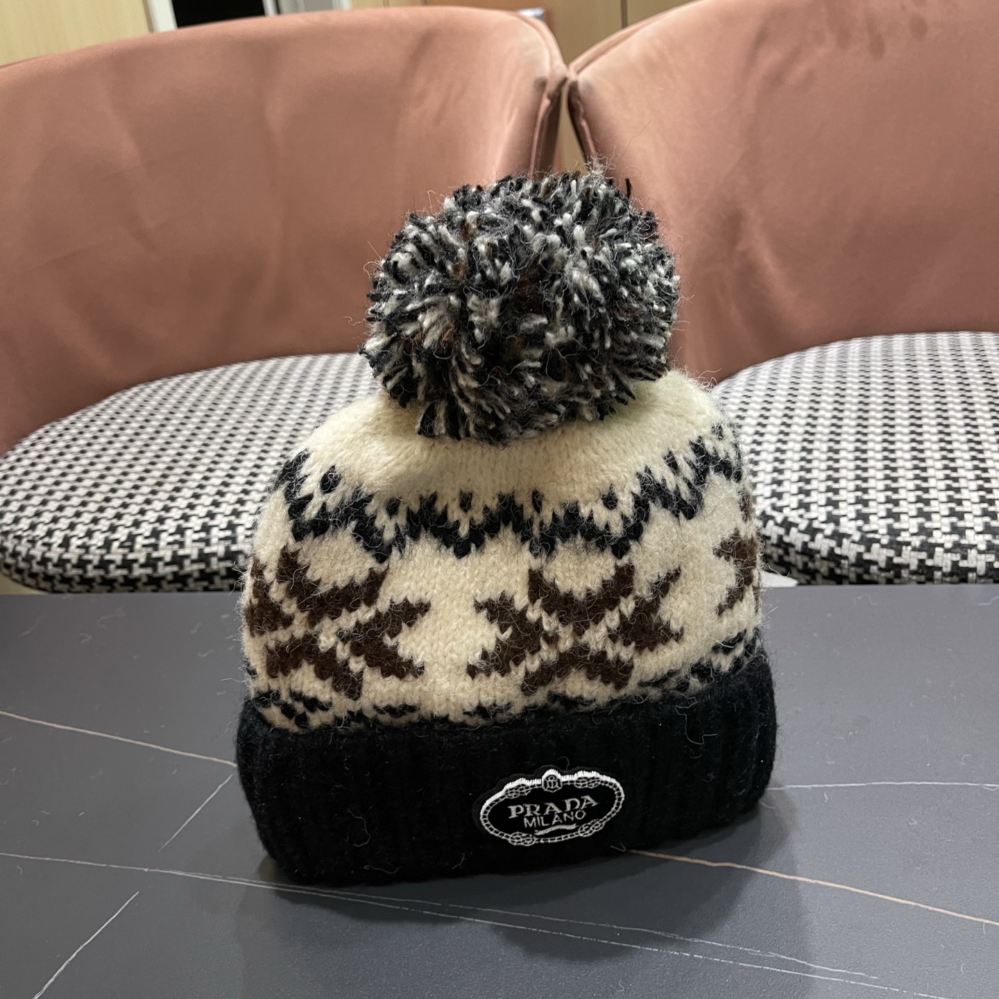 普拉达 Prada 2025新款秋冬保暖复古提花毛线帽子女费尔岛可爱毛球针织帽包头帽