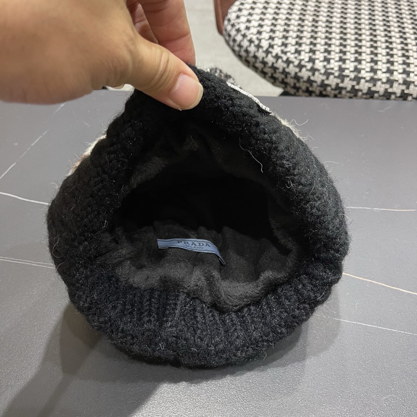 普拉达 Prada 2025新款秋冬保暖复古提花毛线帽子女费尔岛可爱毛球针织帽包头帽