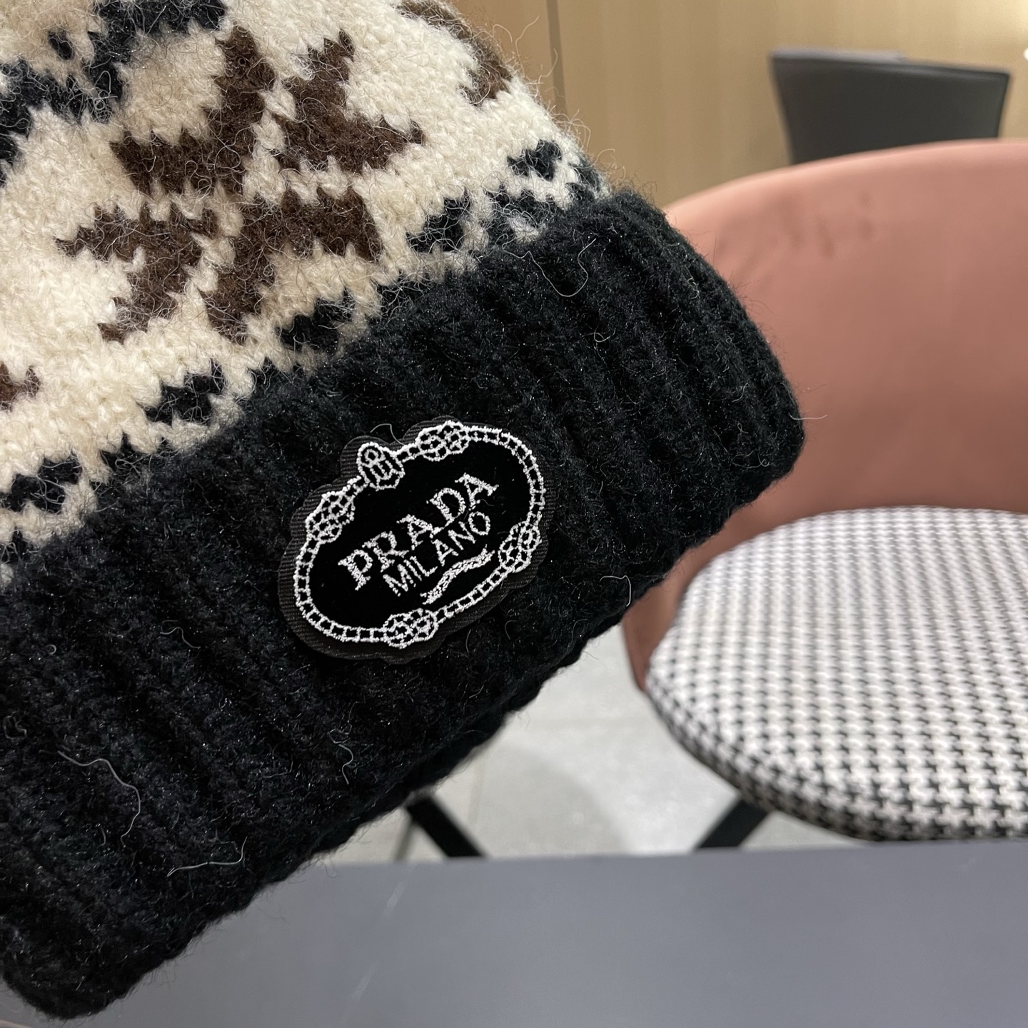 普拉达 Prada 2025新款秋冬保暖复古提花毛线帽子女费尔岛可爱毛球针织帽包头帽