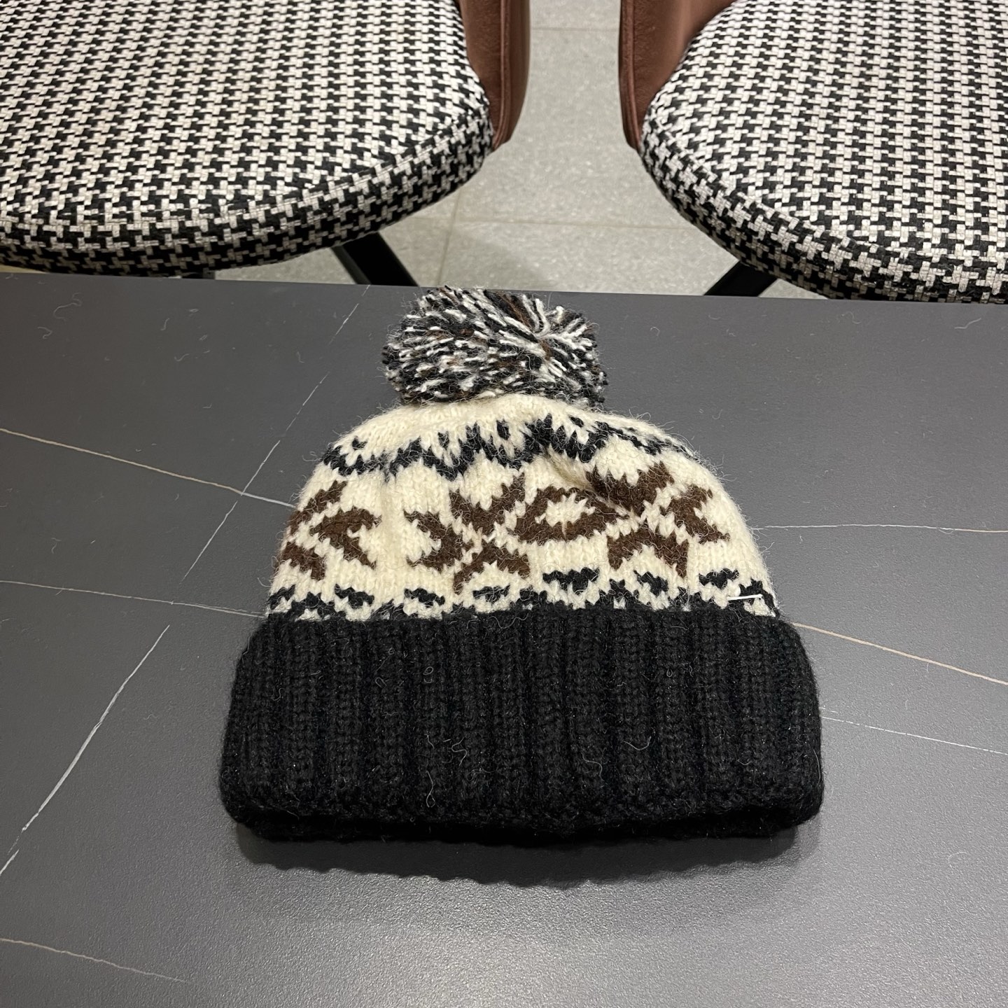 普拉达 Prada 2025新款秋冬保暖复古提花毛线帽子女费尔岛可爱毛球针织帽包头帽