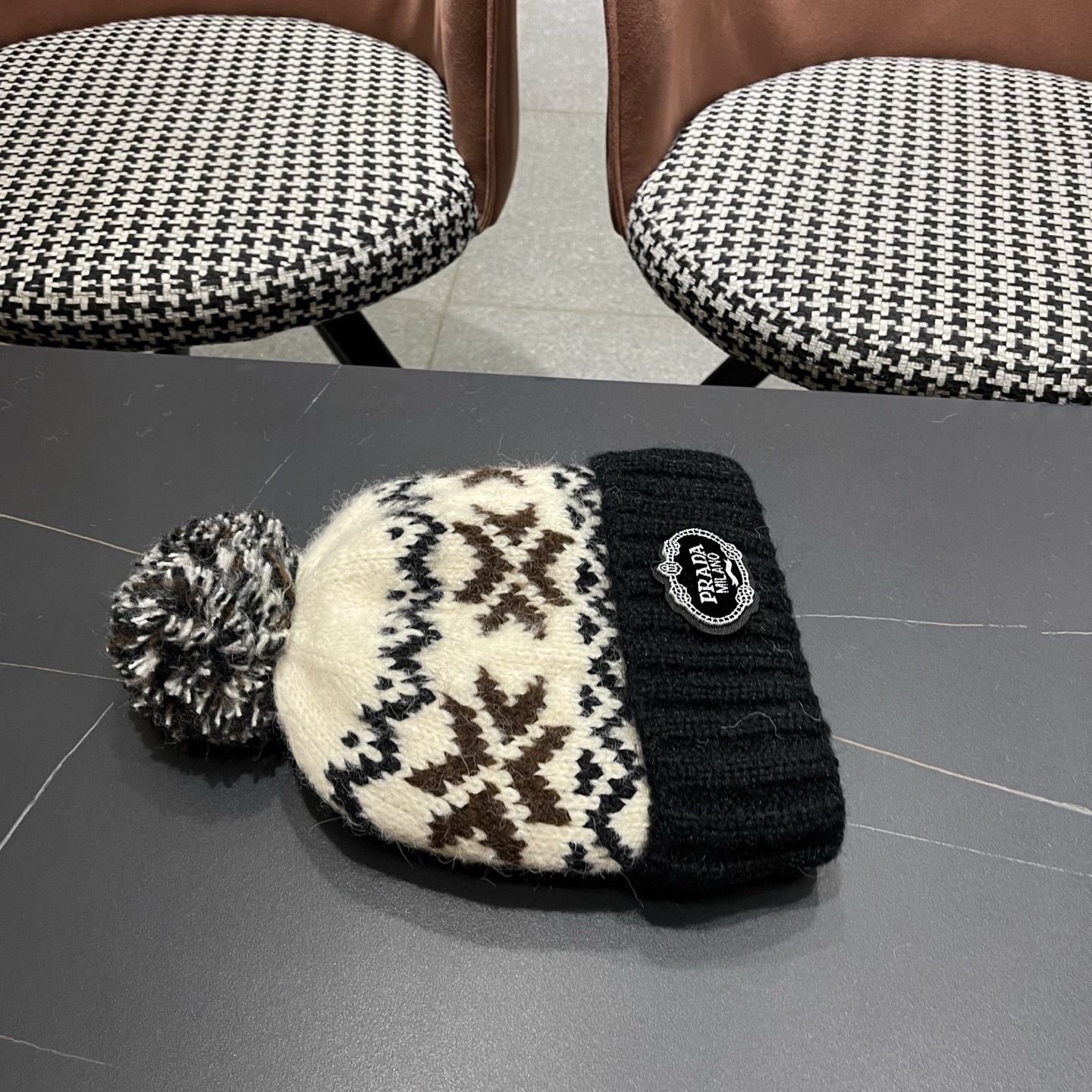 普拉达 Prada 2025新款秋冬保暖复古提花毛线帽子女费尔岛可爱毛球针织帽包头帽