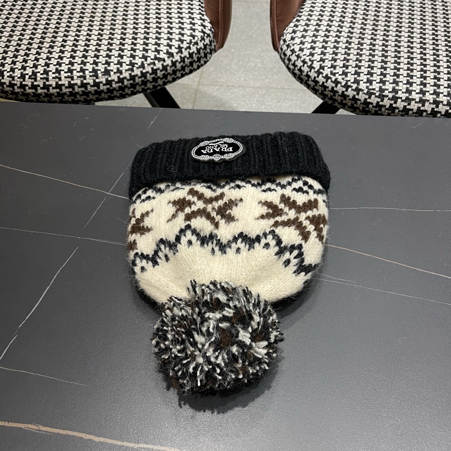 普拉达 Prada 2025新款秋冬保暖复古提花毛线帽子女费尔岛可爱毛球针织帽包头帽