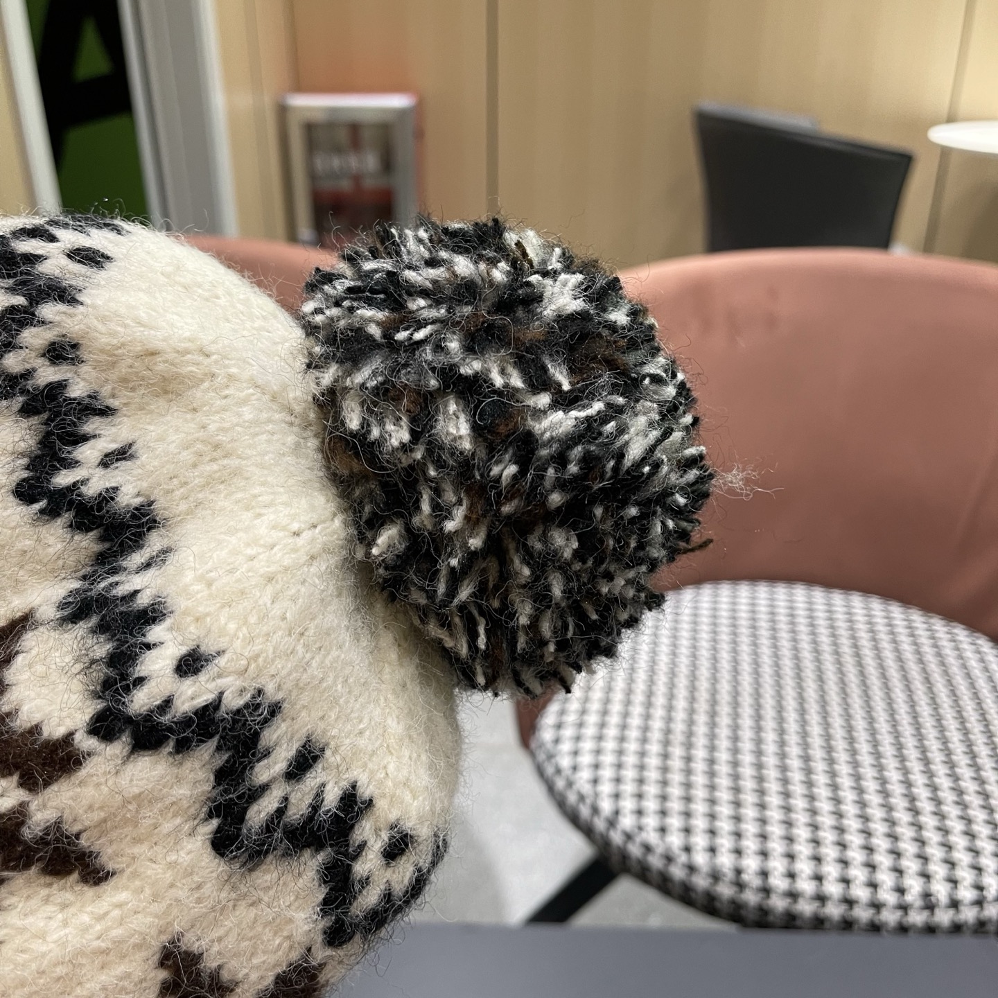 普拉达 Prada 2025新款秋冬保暖复古提花毛线帽子女费尔岛可爱毛球针织帽包头帽