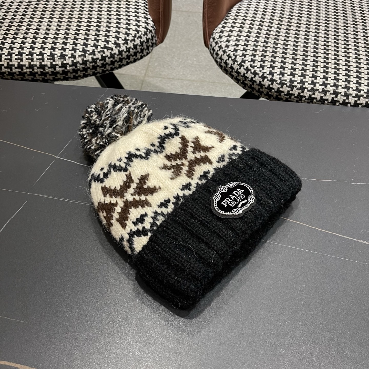 普拉达 Prada 2025新款秋冬保暖复古提花毛线帽子女费尔岛可爱毛球针织帽包头帽