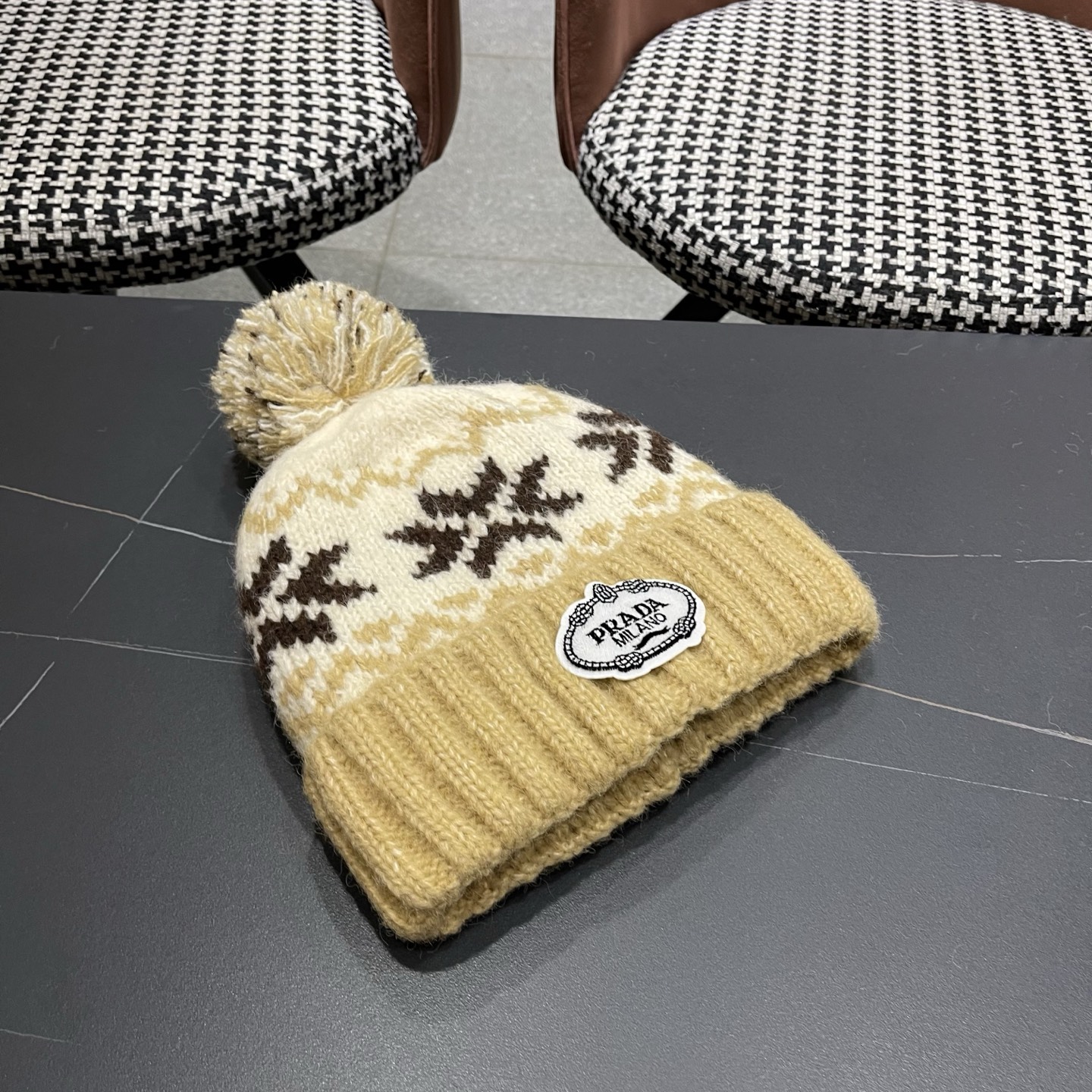普拉达 Prada 2025新款秋冬保暖复古提花毛线帽子女费尔岛可爱毛球针织帽包头帽