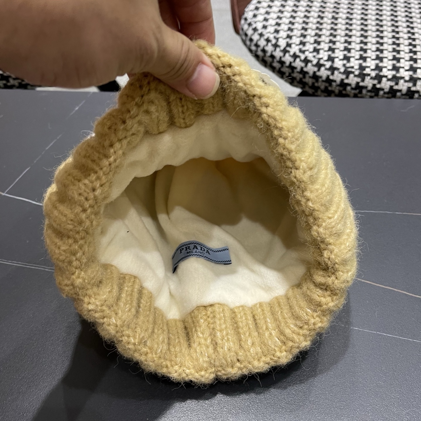 普拉达 Prada 2025新款秋冬保暖复古提花毛线帽子女费尔岛可爱毛球针织帽包头帽