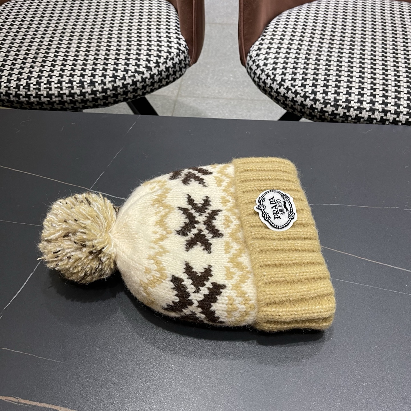 普拉达 Prada 2025新款秋冬保暖复古提花毛线帽子女费尔岛可爱毛球针织帽包头帽