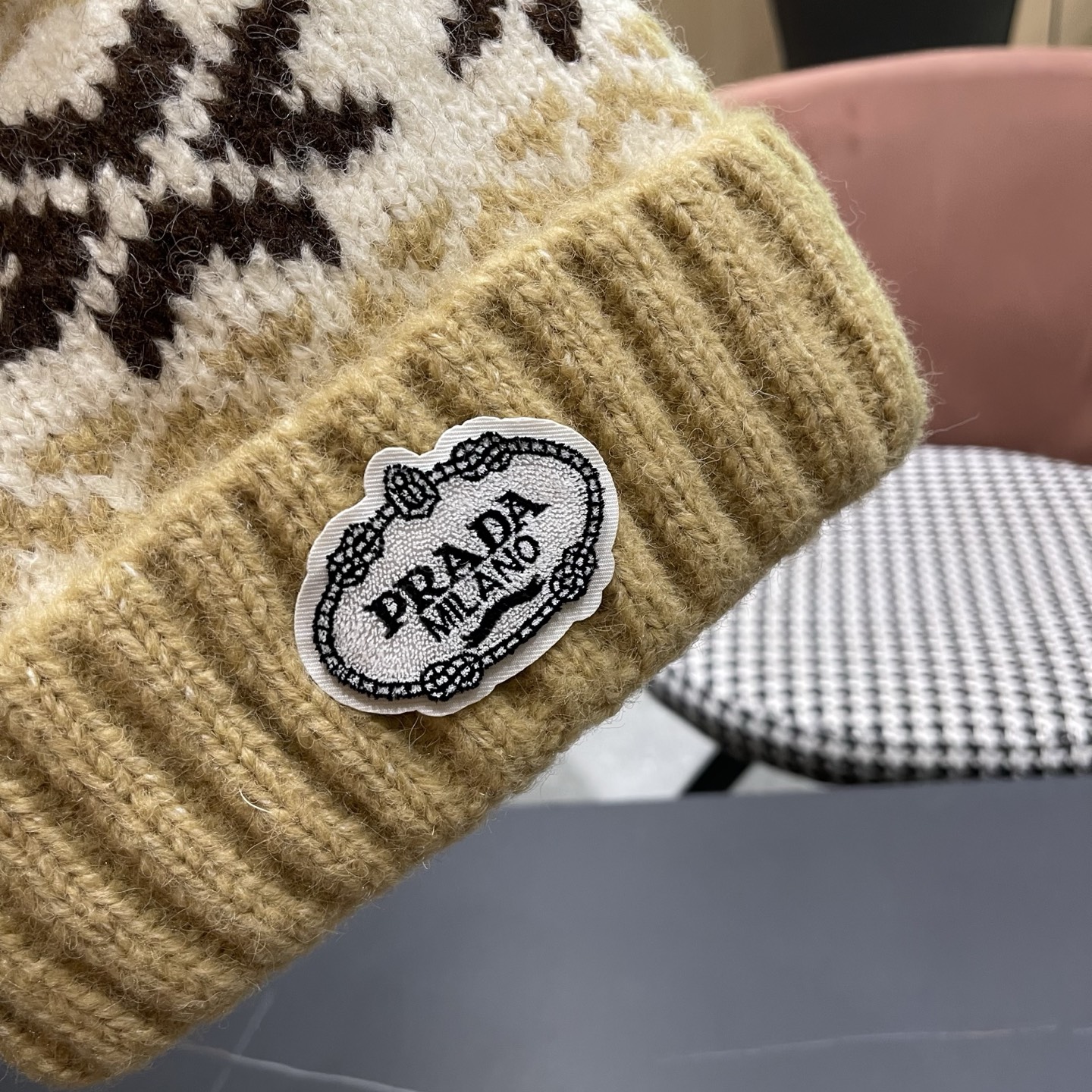 普拉达 Prada 2025新款秋冬保暖复古提花毛线帽子女费尔岛可爱毛球针织帽包头帽