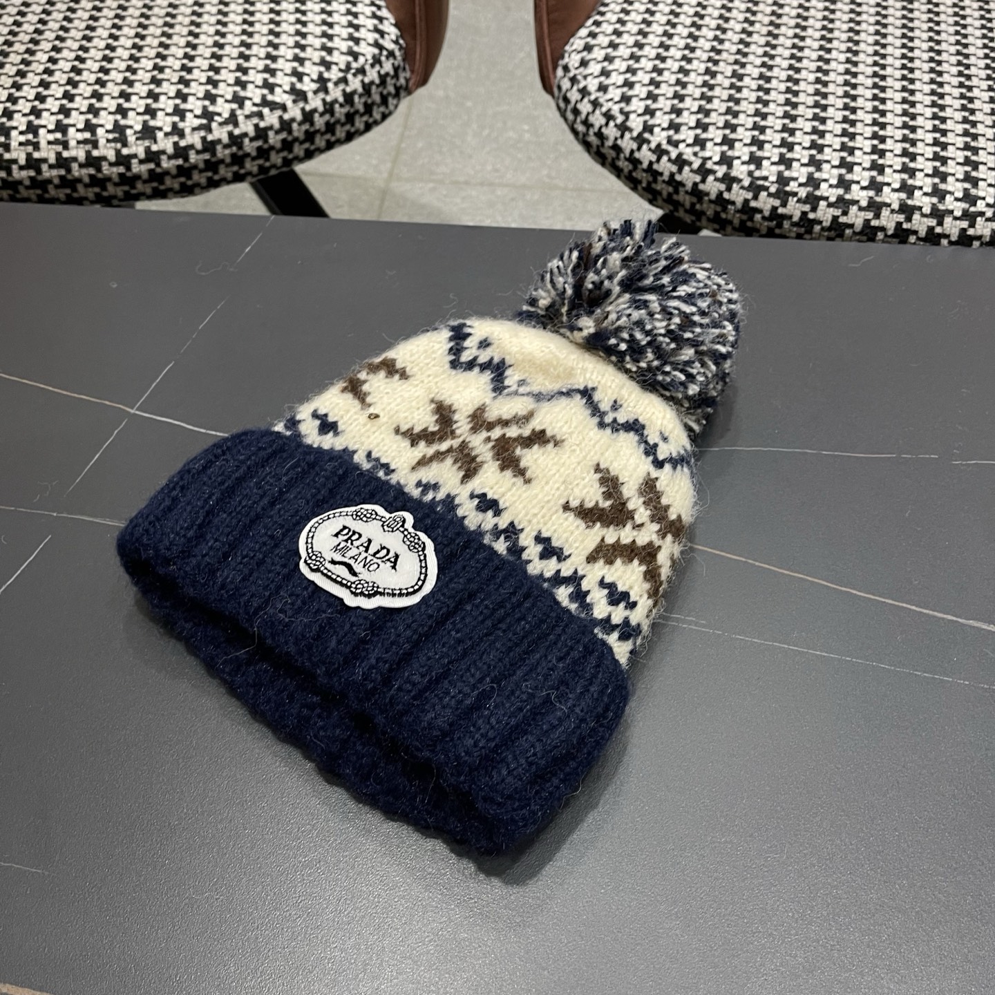 普拉达 Prada 2025新款秋冬保暖复古提花毛线帽子女费尔岛可爱毛球针织帽包头帽