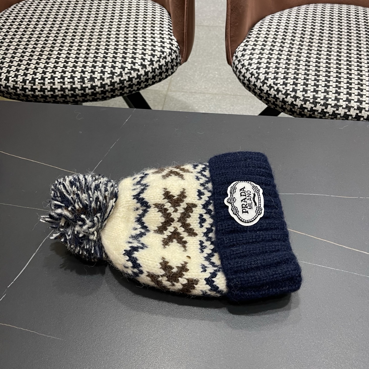 普拉达 Prada 2025新款秋冬保暖复古提花毛线帽子女费尔岛可爱毛球针织帽包头帽