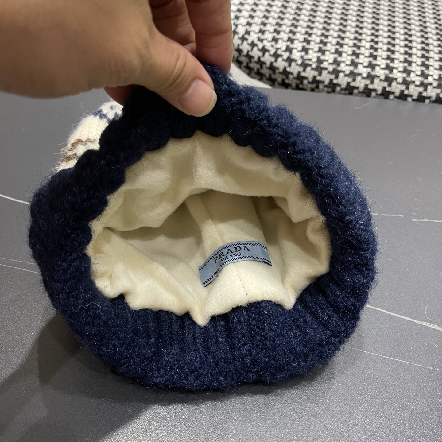 普拉达 Prada 2025新款秋冬保暖复古提花毛线帽子女费尔岛可爱毛球针织帽包头帽