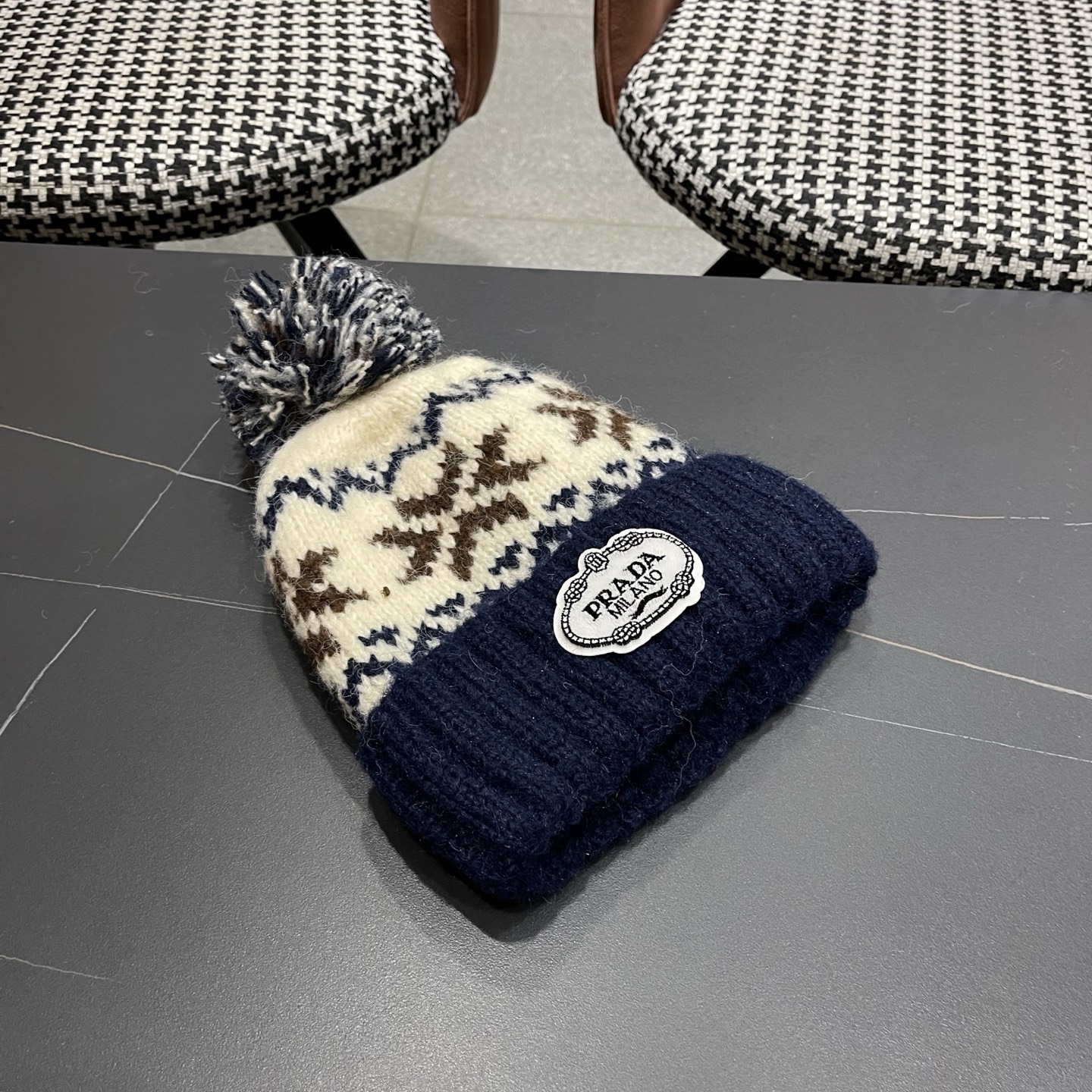 普拉达 Prada 2025新款秋冬保暖复古提花毛线帽子女费尔岛可爱毛球针织帽包头帽